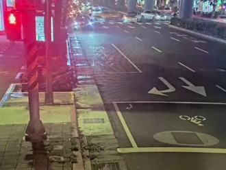 北市特斯拉左轉猛撞計程車 車頭爆開驚悚畫面曝光