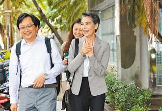 遭檢舉無照心理諮商 賴佩霞首出庭