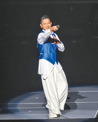 華仔高台帥氣滑跪 2天唱3場「拚了」