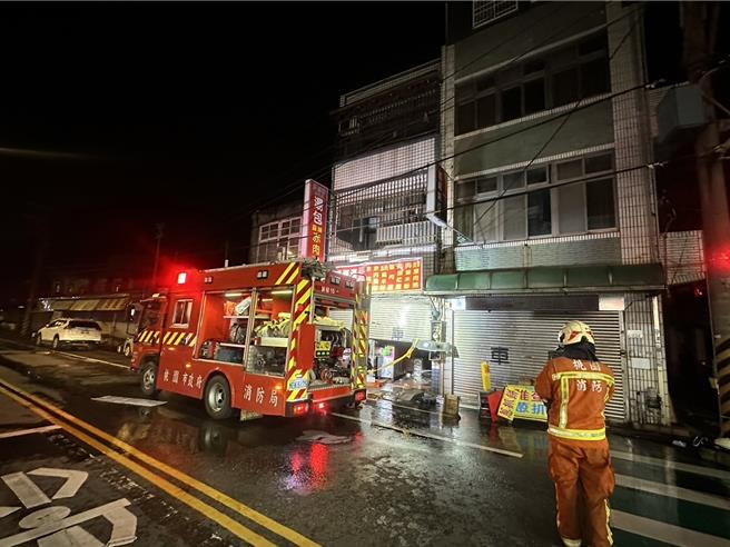 桃園市新屋區中山路上1間 3樓半早午餐店，凌晨12時許，疑似因1樓廚具不明原因起火，現場1名年約70歲婦女受困頂樓。（消防局提供／廖姮玥桃園傳真）