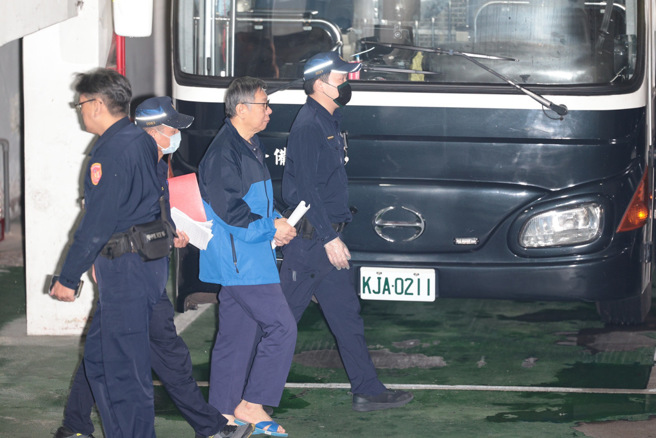 台北地檢署偵辦京華城案，向法院聲請延長羈押前台北市長柯文哲，1日上午9時30分召開延押庭，法官下午4時30分諭知裁定，柯文哲延長羈押2個月；圖為柯還押看守所。（資料照，郭吉銓攝）