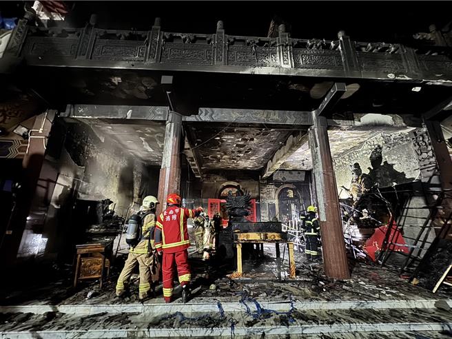 現場燃燒面積約20平方公尺，1樓天花板和2樓藏經室都被濃煙燻黑，1樓則至少有3尊佛像遭祝融損毀。（讀者提供／張毓翎台南傳真）