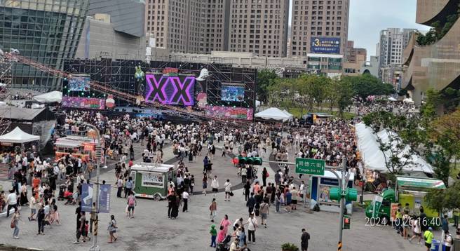 「康芮」搗蛋！桃園萬聖城回歸本周末續辦，桃園分局警方加強交維措施。（翻攝畫面）