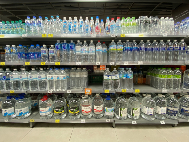 一名网友表示，隔壁邻居每个月都会买好几箱矿泉水，请物流人员爬楼梯送上4楼。（图：shutterstock／达志）