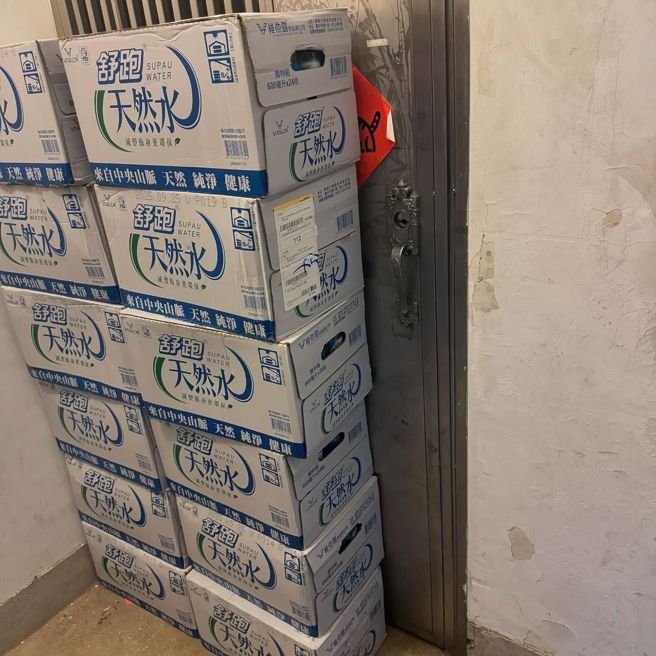 邻居这个月订了12箱矿泉水，送货人员直接堆在门口，把门挡住，网友看了全笑翻。（翻摄爆废公社）