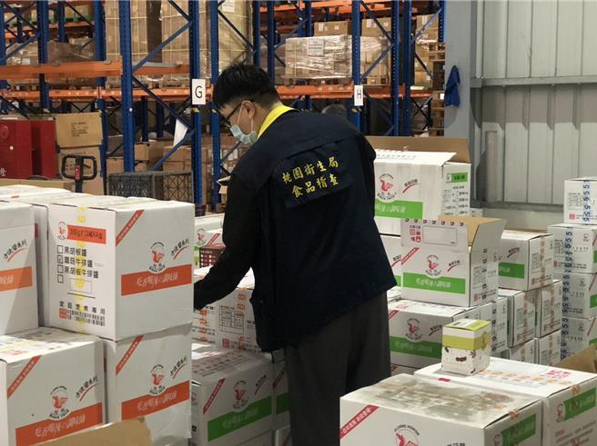 桃園市衛生局10月30日接獲台北市衛生局通知，新北市日前抽驗濟生公司斗六廠出產的「飛馬牌特調咖哩粉」（600公克，有效日期2026年5月6日），檢出蘇丹色素1號。此批產品已擴及全台9縣市，桃園市內有一家業者販售此產品。衛生局隨即展開稽查，桃園有2家業者使用該廠牌咖哩，其中1家並非使用同批號咖哩粉，另一家尚待確認中。（桃園市衛生局提供）