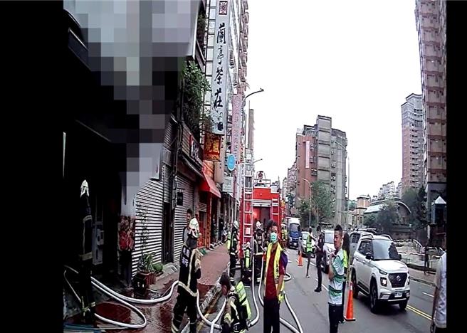 桃园市桃园区庄敬路一段今天早上发生火警，现场为2楼建物，起火燃烧在1楼的抽风管，桃园市消防局赶往救援，所幸无人员伤亡。起火原因，仍需火调科厘清。（翻摄照片）