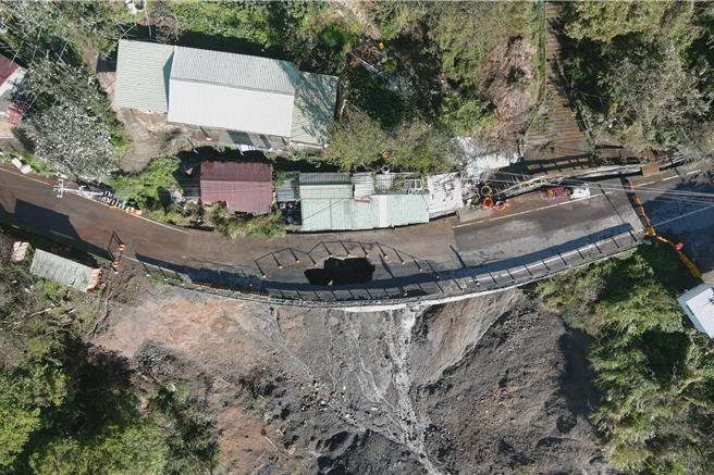 康芮颱風帶來大量雨量，目前中橫台8線83k，出現路基掏空現象，形成斷崖特殊景象，畫面怵目驚心。（谷關工務段提供／張妍溱台中傳真）