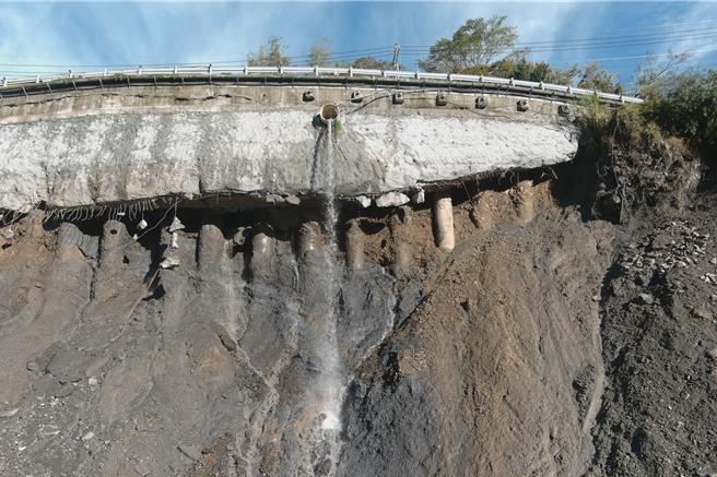 康芮颱風帶來大量雨量，目前中橫台8線83k，出現路基掏空現象，形成斷崖特殊景象，畫面怵目驚心。（谷關工務段提供／張妍溱台中傳真）