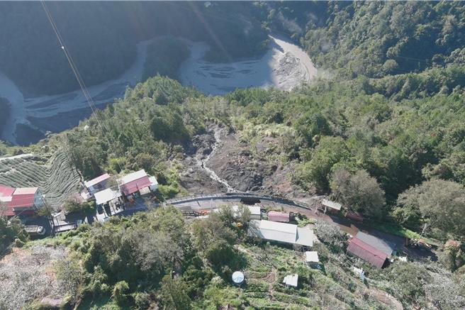 路基掏空的上邊坡鐵皮屋群、岌岌可危，有民眾擔心崩塌滑動風險，谷關工務段表示，將持續觀察上邊坡擋土牆情形，必要時採取緊急措施。（谷關工務段提供／張妍溱台中傳真）