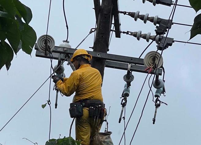 全台還有3萬4487戶停電，台電人員搶修中。（台電台北北區營業處提供）