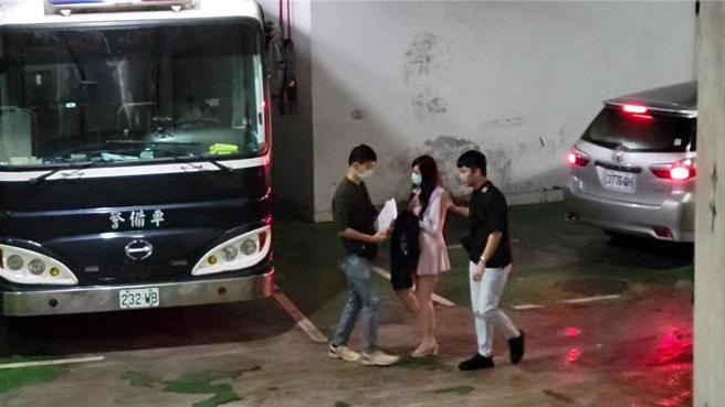 全台最大「黄牛夫妻」妻子张女复讯后，以20万元交保并境管。（民眾提供）