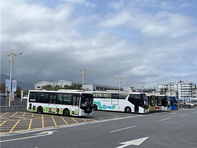 优化公车路线，11月起311美崙环线、311A机场线开驶，都在花莲转院站发车。（王志伟摄）