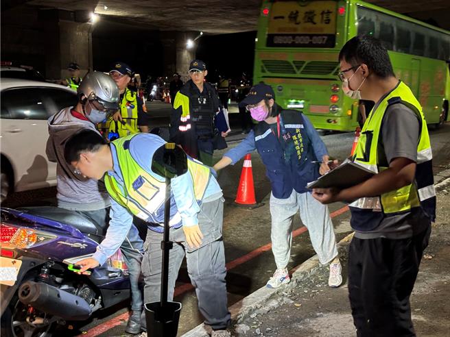 新北市環保局與警察局昨（1）日晚間聯合攔查182輛車輛，並結合22處移動式科技執法設備及全市196處噪音車科技執法設備，共取締25輛噪音車。（新北市環保局提供）