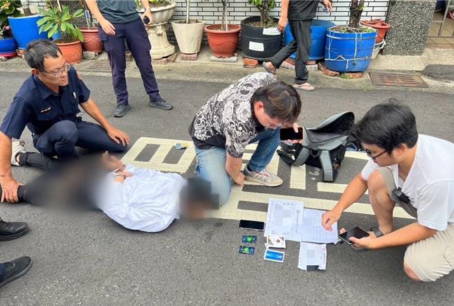 白姓車手遭逮，身上起獲工作證及收款憑證等贓證物。（翻攝照片／洪靖宜高雄傳真）