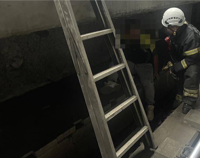 鳳山車站一名60多歲男子疑似眼睛看不清跌落月台，幸當時無列車進站，頭部有外傷由救護人員處置後送醫。（消防局提供／任義宇高雄傳真）