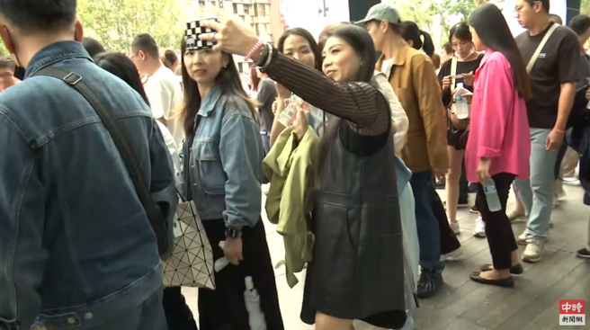 許多人一早就到小巨蛋等待演唱會開場。（YT@中時新聞網）