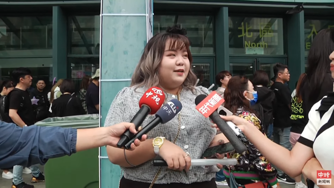 31日痛哭的女歌迷，一早也到小巨蛋排隊，心情相當興奮。（YT@中時新聞網）