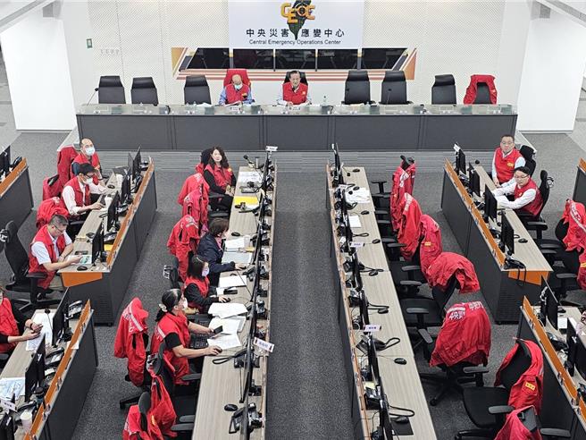 康芮颱风于昨日下午2时30分解除颱风警报，消防署长萧焕章今（2）日表示，现阶段重点工作为灾后復原工作，民生相关电力、自来水、电信及交通通阻等陆续抢修恢復中。（消防署提供）