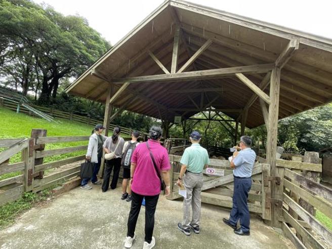 苗栗縣政府動保所月前邀集3名農業專家，前往飛牛牧場實施評鑑稽查，結果飛牛牧場表現優異，綜上評比獲得「優級」評價。（苗栗縣政府提供／謝明俊苗栗傳真）