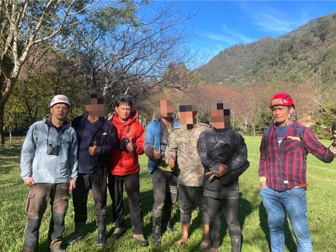 南投縣仁愛鄉法治村葉姓男子等4位村民10月30日前往卡杜溪漁獵，不料遇上康芮颱風襲台釀溪水暴漲，4人受困失聯，南投縣消防局2日申請直升機空勘，在濁水溪河床發現失聯4人，祝他們平安返家。（南投縣消防局提供／潘虹恩台中傳真）