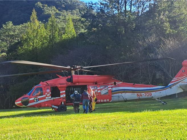 南投縣仁愛鄉法治村葉姓男子等4位村民10月30日前往卡杜溪漁獵，不料遇上康芮颱風襲台釀溪水暴漲，4人受困失聯，南投縣消防局2日申請直升機空勘，在濁水溪河床發現失聯4人，祝他們平安返家。（南投縣消防局提供／潘虹恩台中傳真）