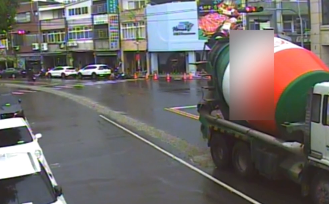 預拌車駕駛誤觸開關，水泥沿路狂瀉。（蕭宥彤翻攝）