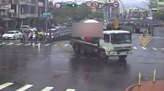 車內的水泥沿路狂洩將近600公尺。（蕭宥彤翻攝）