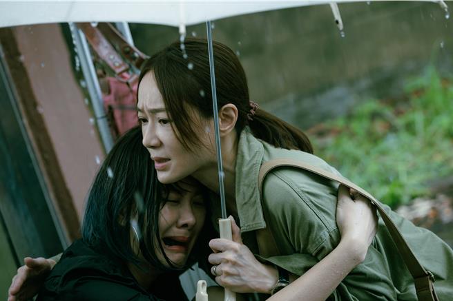 安心亞（左）雨中崩潰嚎啕大哭，尹馨心疼安慰。（公視台語台、華視提供）