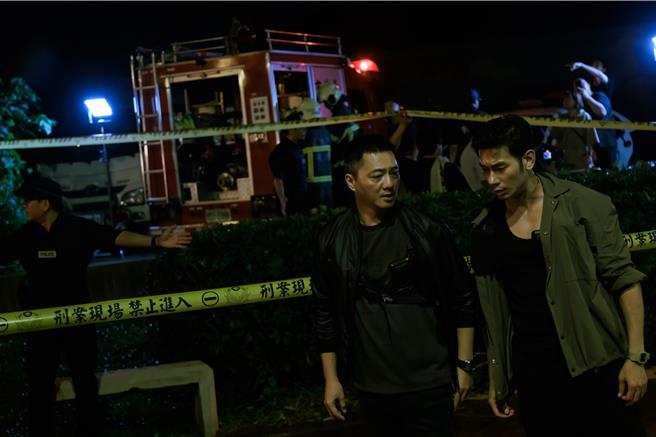 藍葦華（左）、亮哲在狹窄市場拍追逐戲。（公視台語台、華視提供）