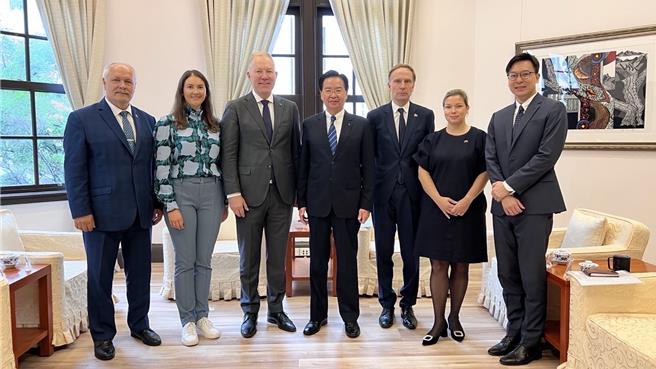 国家安全会议秘书长吴钊燮于1日会见「爱沙尼亚国会外交委员会访问团」，双方就俄乌战争、印太区域安全情势及全社会防卫韧性等议题深入交换意见。（总统府提供／游念育台北传真）