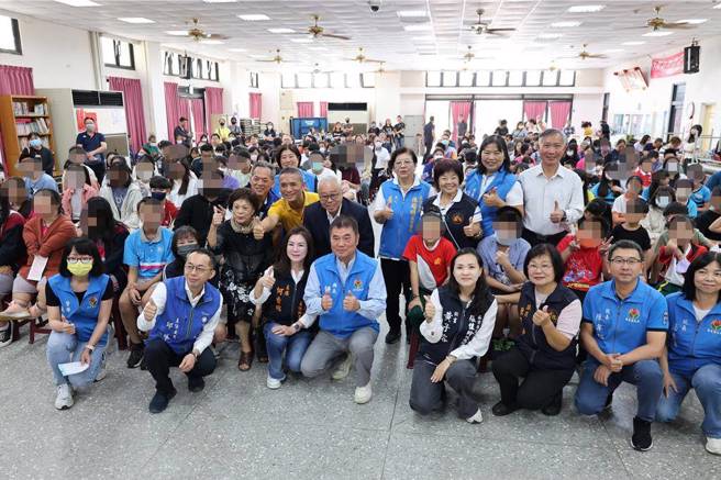 竹南鎮中正教育事務基金會2日頒發獎學金，苗栗縣長鍾東錦到場感謝基金會造福竹南學子。（謝明俊攝）