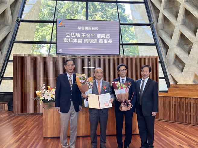 立法院前院長王金平（左2）及富邦集團董事長蔡明忠（右2），2日在東海大學受聘榮譽講座教授，回饋母校。（張妍溱攝）