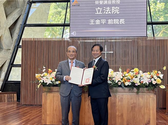 立法院前院長王金平（左）表示，他講課不一定要設定什麼課程，至於談到國際和國內政治問題，溝通和協調就對了。（張妍溱攝）