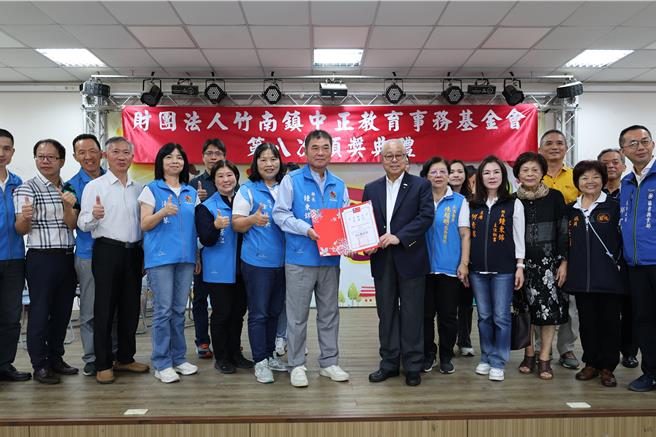 竹南鎮中正教育事務基金會2日頒發獎學金，苗栗縣長鍾東錦致贈感謝狀給基金會董事長朱秋龍。（謝明俊攝）