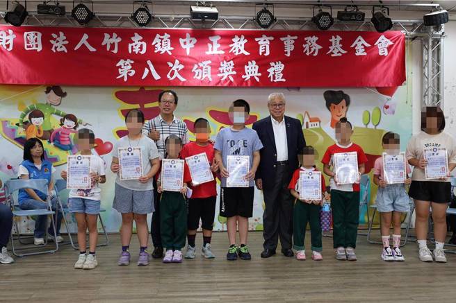 竹南鎮中正教育事務基金會2日頒發獎學金，由現任董事長朱秋龍頒發。（謝明俊攝）