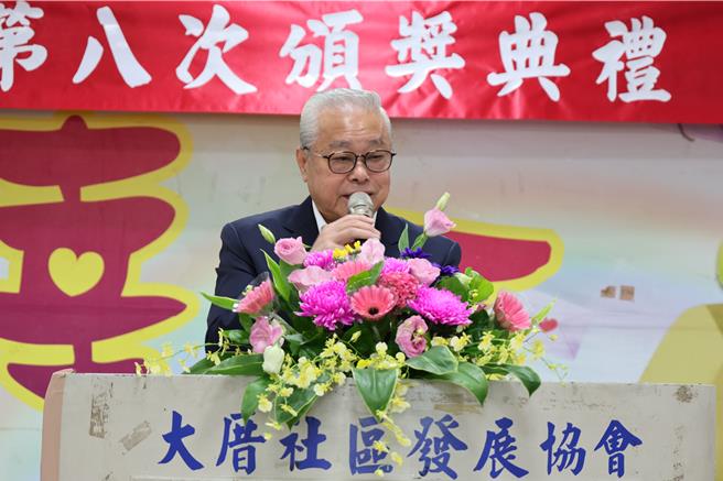 竹南鎮中正教育事務基金會2日頒發獎學金，現任董事長是竹南鎮知名企業保來得公司司總經理朱秋龍。（謝明俊攝）