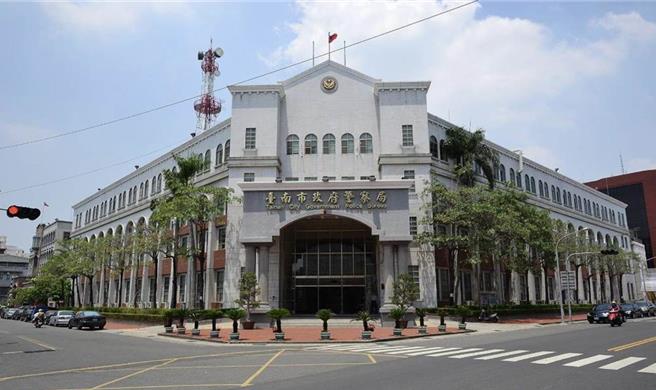 一對警官夫妻po萬聖節與孩子扮「上銬柯P」惹議，在台南市警察局服務的丈夫因此被記申誡1支。（摘自台南市警察局臉書／張毓翎台南傳真）