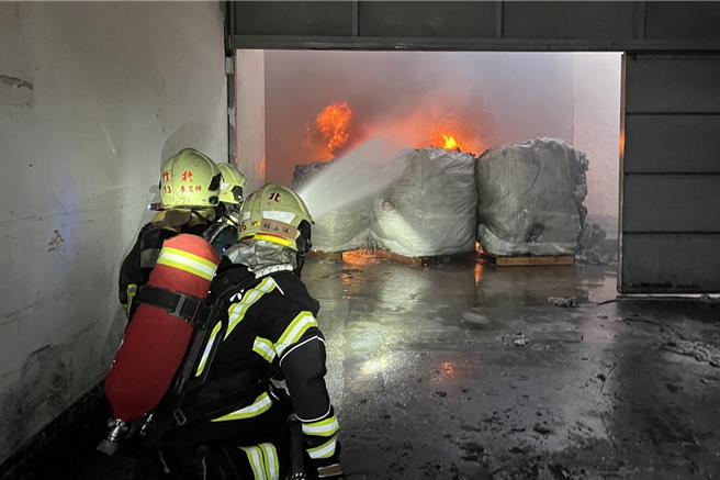 新埔鎮遠東紡織廠2日上午11時許發生火警，新竹消防局調派人車到場灌救。（新竹縣消防局提供／羅浚濱新竹傳真）