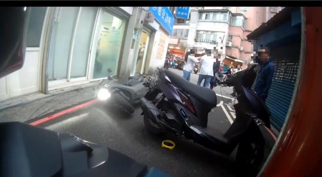 張男與楊男因行車糾紛演變全武行，後續雙雙被依法送辦。（警方提供）