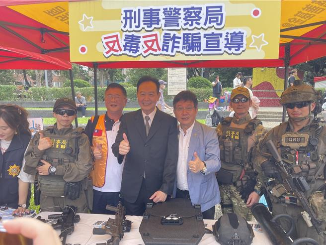 刑事局长周幼伟亲自到场提醒民眾防诈。（翻摄照片／林郁平台北传真）