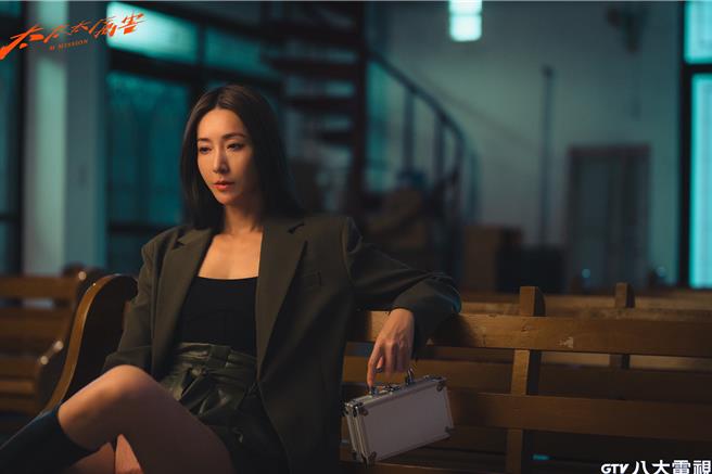 隨堂飾演傳奇女特務，劇中大展身手出手救老公。（八大提供）