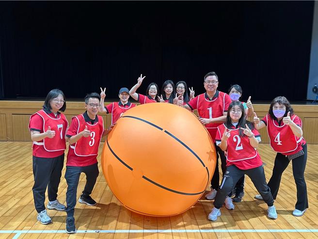金門縣金湖鎮「2024年度社區舞蹈觀摩暨志工趣味運動」，今日上午在金湖小巨蛋體育館盛大登場，藉此凝聚各社區志工之向心力及團隊精神之發揮。(圖／金湖鎮公所提供)