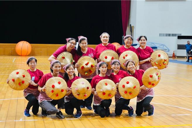 金門縣金湖鎮「2024年度社區舞蹈觀摩暨志工趣味運動」，今日上午在金湖小巨蛋體育館盛大登場，藉此凝聚各社區志工之向心力及團隊精神之發揮。(圖／金湖鎮公所提供)