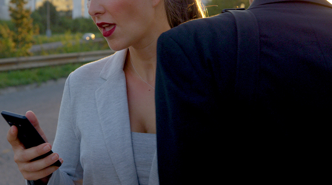 重庆一名色阿伯在热闹的商圈上，刻意以肩膀和手臂碰撞多名女子胸部。（示意图：Shutterstock／达志）