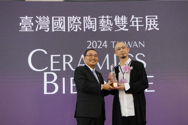「2024台灣國際陶藝雙年展」今起在陶博館3樓展出至明年4月6日，經過評選後，今天公布首獎由來自日本的陶藝家佐藤雅之《殼之巢22-05（喧騷）》奪得。（柯毓庭攝）