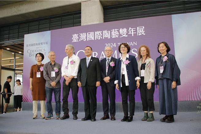 2024台灣國際陶藝雙年展邁入第10屆，即日起在新北市陶藝博物館展出得獎作品，新北市長侯友宜受邀出席頒獎暨開幕典禮。（柯毓庭攝）