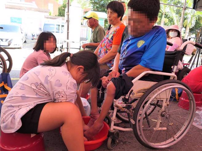 云林县復健青年协进会2日在斗六市膨鼠森林公园举办「千人孝亲洗脚」活动，藉由洗脚活动，表达对父母的感谢，有些子女洗到小儿麻痹父母的弯曲双脚时，含着眼泪说谢谢。（张朝欣摄）