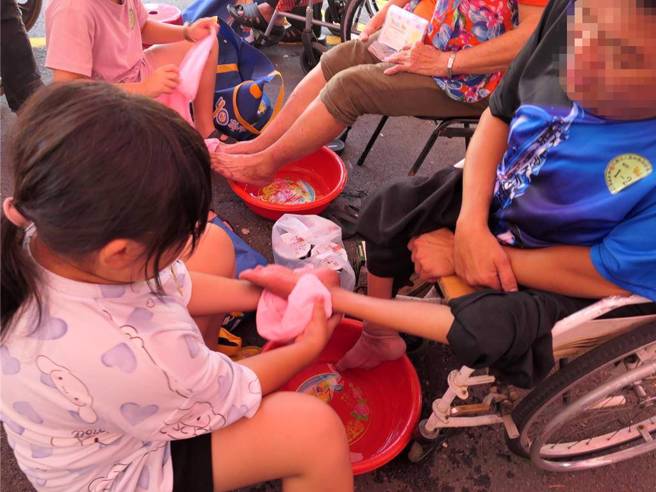 云林县復健青年协进会2日在斗六市膨鼠森林公园举办「千人孝亲洗脚」活动，藉由洗脚活动，表达对父母的感谢，有些子女洗到小儿麻痹父母的弯曲双脚时，含着眼泪说谢谢。（张朝欣摄）