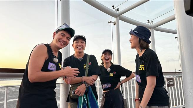 王傳一（左起）大膽吃蟲嚇壞坤達、葉星辰、李懿等人。（《綜藝玩很大》提供）